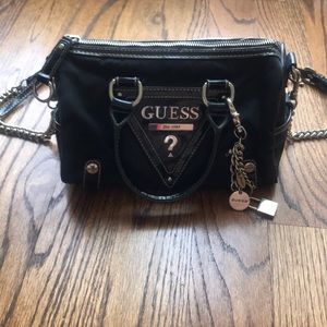 Guess purse w/detachable shoulder strap & keychain